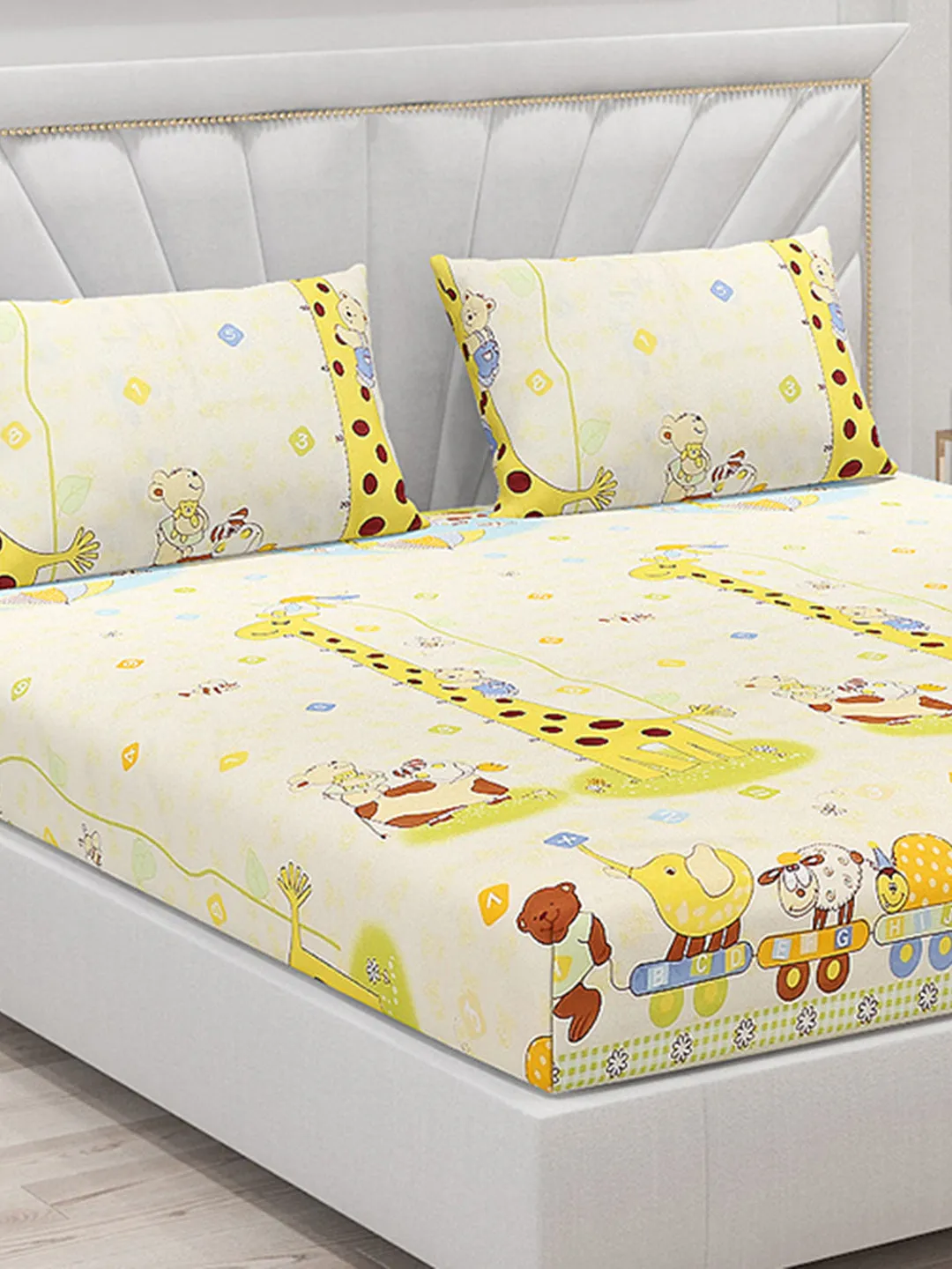 120 GSM  Polyester Double Bed Bedsheet with 2 Pillow Covers