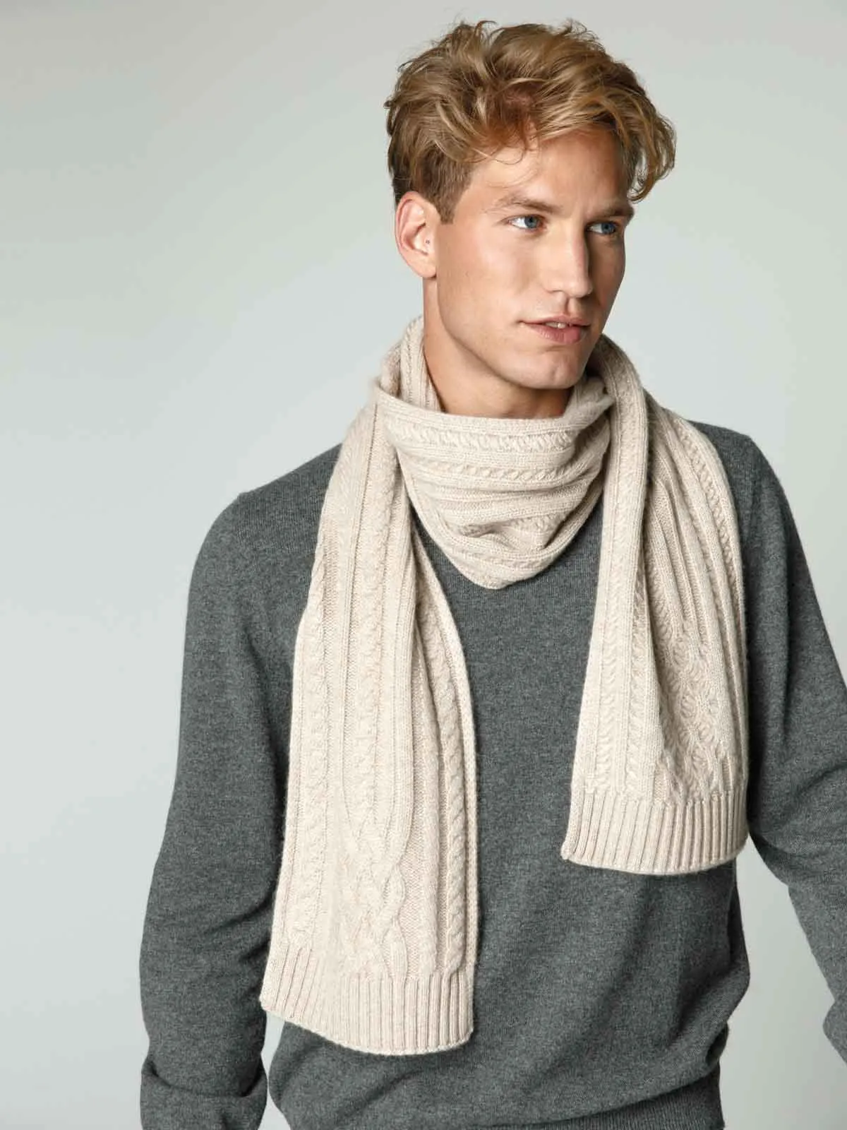 Knitted scarf in a beige tone